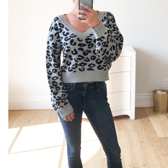 NEPAL Gray Cropped Leopard V-neck Sweater - Picture 4 of 7